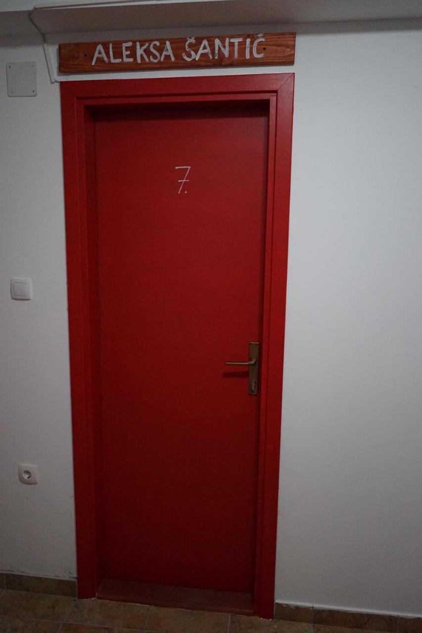 تريبينيي Hostel The Red Door المظهر الخارجي الصورة